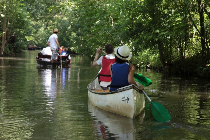 Balade en barque ou en canoë le long des canaux de la venise verte