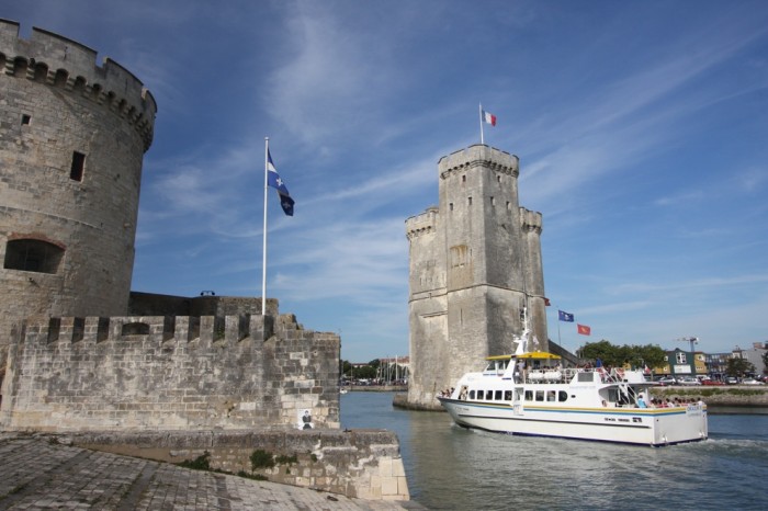 Les 2 tours entrée du port et de la ville par bateau