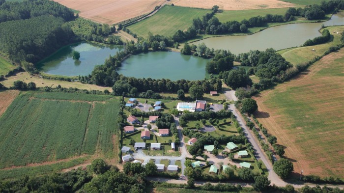 Bienvenue dans un camping avec étang de pêche