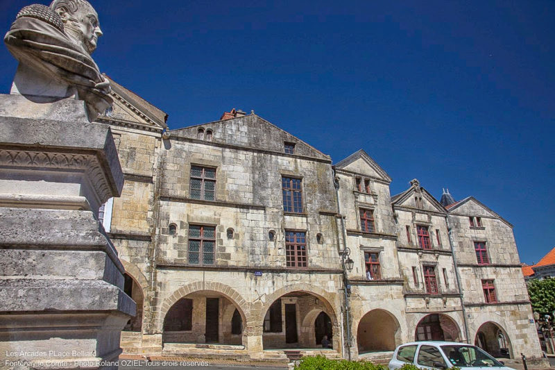 Les arcades place Belliard camping Fontenay le Comte 