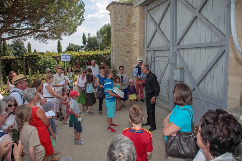 public dans les allées du domaine pour écouter des mini concerts