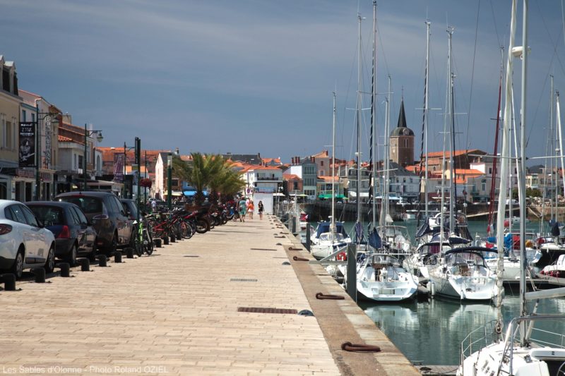 Le long des quais et du port des Sables d'Olonne des restaurants