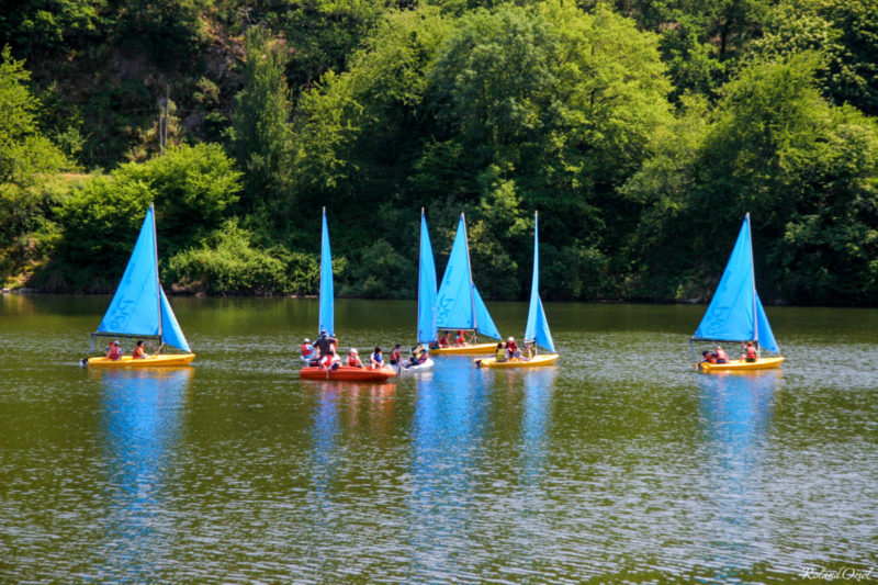 Pratique de sports nautiques sur le lac de retenue de Mervent