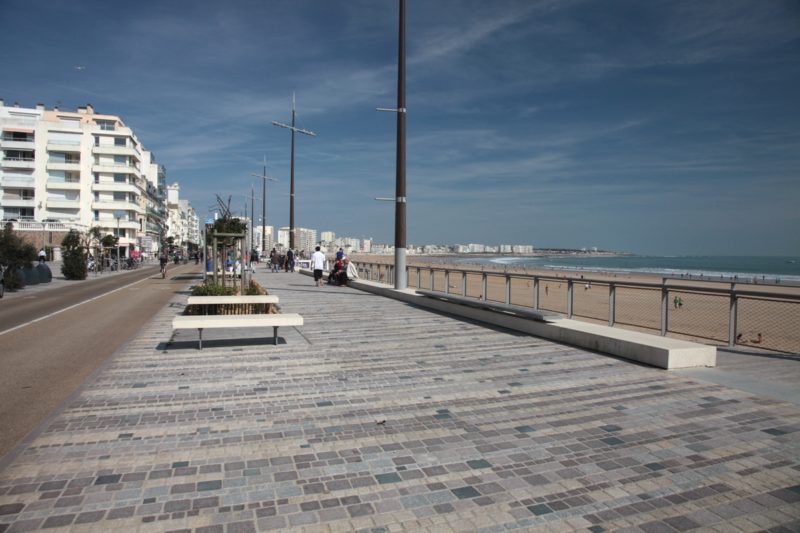 Le remblai des sables d'olonne lieu de rendez-vous des vélos et des marcheurs