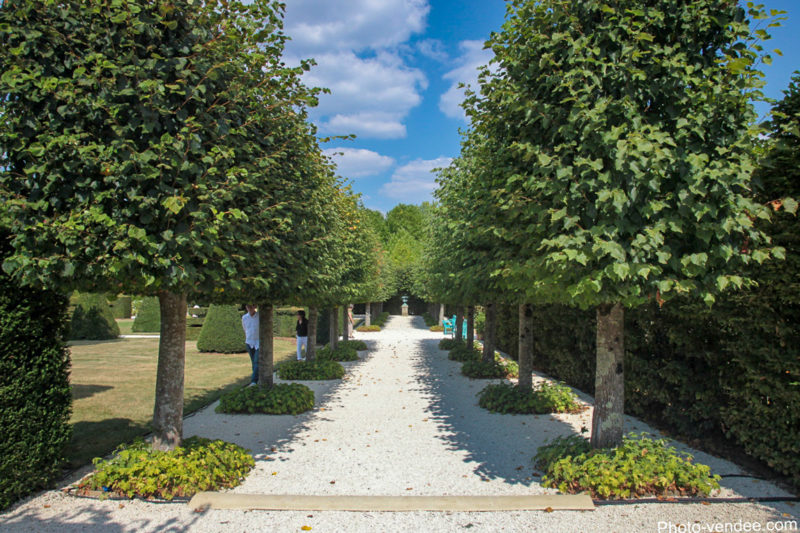 Un beau parc et des allées camping proche des jardins de william christie 