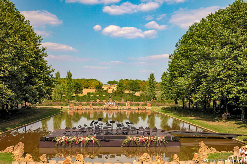 une scène exceptionnelle au milieu des jardins