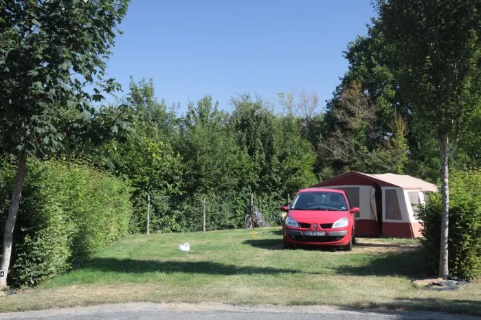 Emplacements nu pour poser sa tente pour des vacances sur la côte d'amour