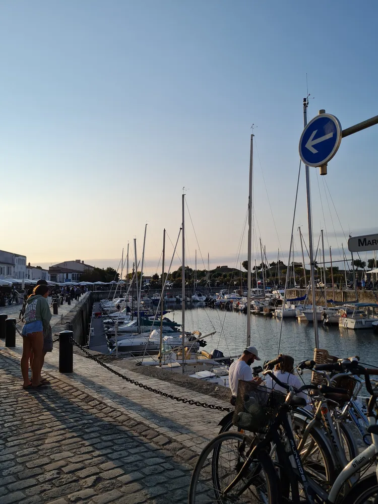 port de l'île de ré à la tombée de la nuit