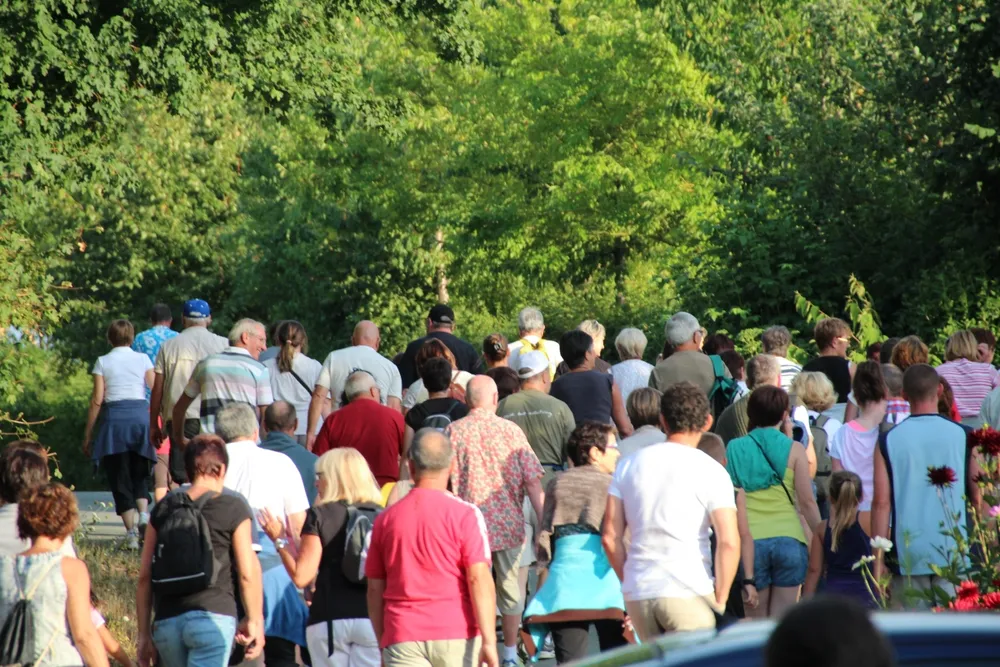Groupe d'enfants se préparant pour un laser Game