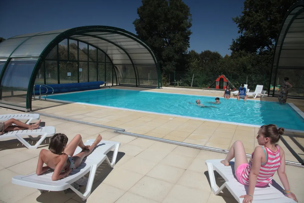 Transats au bord d'une piscine au camping à Guérande