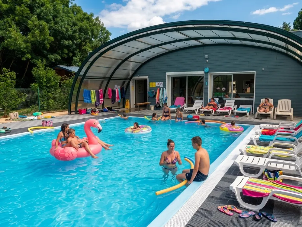 Transats au bord d'une piscine au camping à Guérande