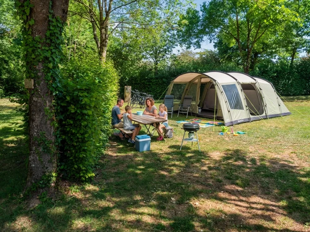 Emplacements nu pour poser sa tente pour des vacances sur la côte d'amour
